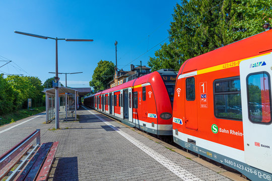 people leave the train station Niederh&ouml;chstadt, the so called S3 Number in Eschborn. This route was first operated in 1874.