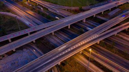 Obraz premium aerial view ring road and interchange connecting the city at night