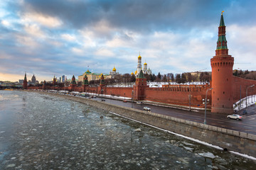 Obraz premium Moscow river and Kremlin embankment at winter