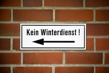 Fototapeta na wymiar Kein Winterdienst - Schild an einer Hauswand