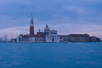 Fototapeta na wymiar 水上バスからヴェネツィアの鐘楼を眺める