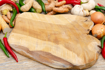 Holz Schneidebrett freistehend mit scharfe Wurzeln als Hintergrund