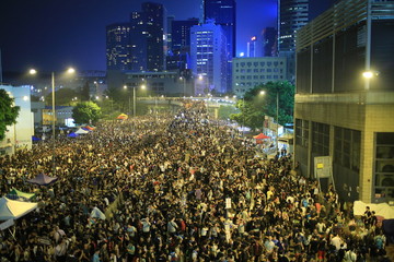 protesters raise up the mobiles in Admiralty government headquarters in 2014 - obrazy, fototapety, plakaty