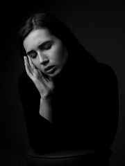 Obraz premium Portret młodej kobiety smutne. Niski klucz. Czarny i biały