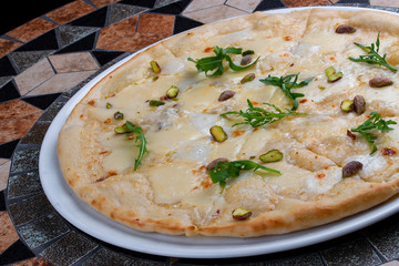 Pizza with pear and gorgonzola