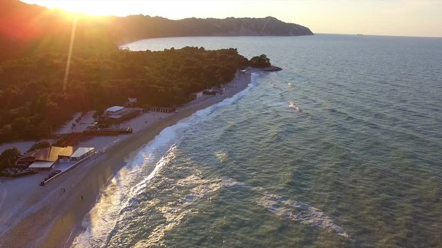 In volo sulla baia di Portonovo al tramonto
