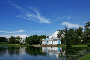 Fototapeta na wymiar Le palais Catherine ou palais de Tsarskoïe Selo et ses jardins situé à Pouchkine