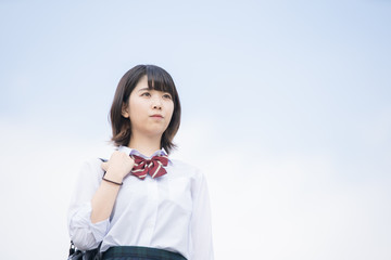 空を見つめる女子高生