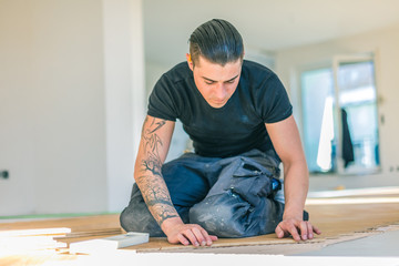 Handwerker bei der arbeit, fischgrät parkett verlegen ,sockelleisten montage .