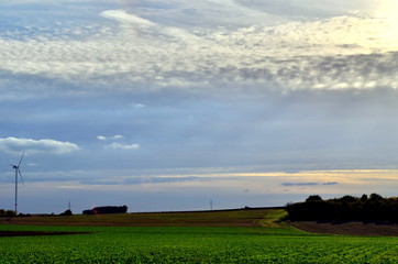 Naklejka premium Ländliche Landschaft mit Windrädern im Saarland