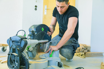 Handwerker bei der arbeit, fischgrät parkett verlegen ,sockelleisten montage .