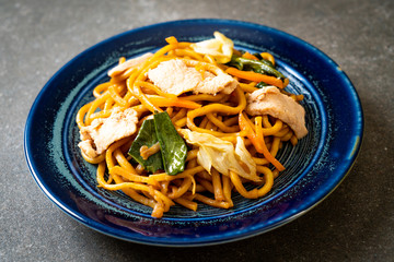stir-fried yakisoba noodles with chicken