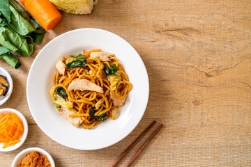 stir-fried yakisoba noodles with chicken