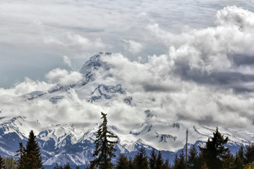 Obraz premium Mount Hood Seen Through The Clouds