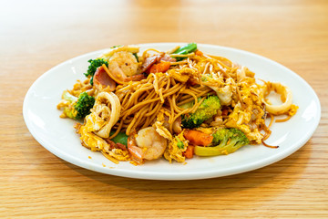stir-fried noodles with seafood and vegetable