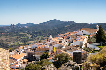 Fototapeta premium View of Marvao village with beautiful houses and church with rocky landscape mountains behind