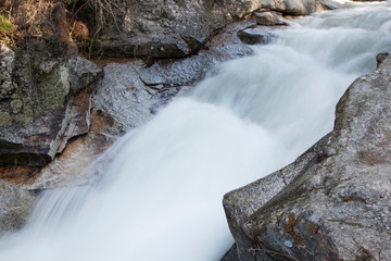 r&iacute;o entre rocas y &aacute;rboles larga exposici&oacute;n