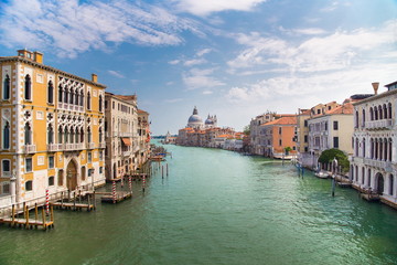 Fototapeta na wymiar old venetian buildings and water channel in Italy