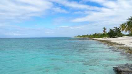 playa con agua turquesa