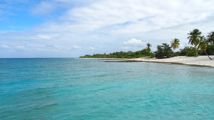 playa con agua turquesa