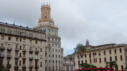 Fototapeta premium fachada de edificio en La Habana. Cuba