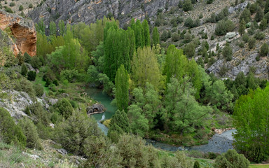 Fototapeta na wymiar Paisaje de montaña con río sinuoso, Hoces del Riaza, Segovia, España