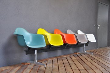 Fototapeta na wymiar Escolha a sua cor - cadeiras coloridas