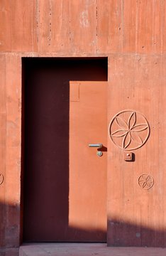 Porta em bet&atilde;o terracota 