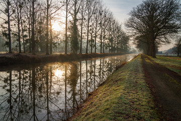 Matin brumeux sur le canal