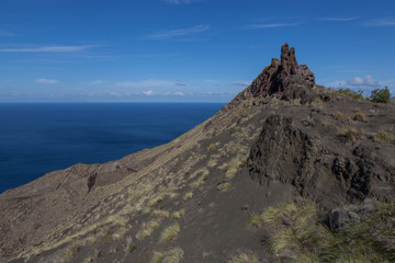 Fototapeta na wymiar montaña de roca volcánica con mar de fondo
