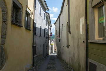 Fototapeta na wymiar Narrow street in a typical italian village