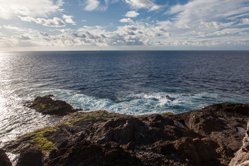 línea de roca volcánica con mar al horizonte