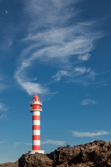 faro blanco y rojo de La Sardina en Gran Canaria
