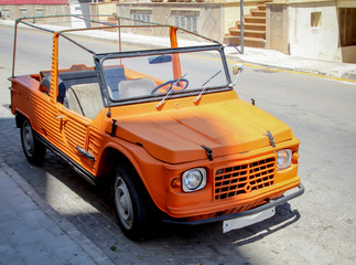 ein altes, oldtimer mäßig gestalltetes Cabriolet