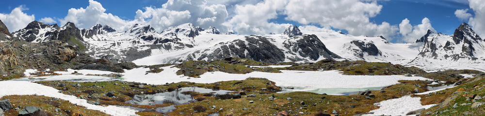 Fototapeta na wymiar Amazing Rutor glacier and glacier lagoons, Aosta Valley, Italy