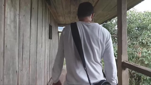 HOMBRE CAMINANDO  EN CASA VIEJA