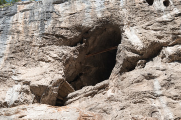 Agujero en la roca, entrada a cueva en Gerona, España