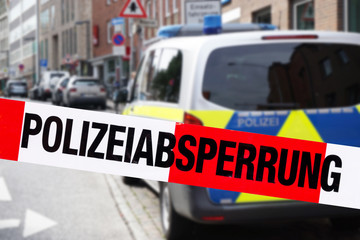 Polizeiabsperrung  einer Straße durch die Polizei in der Stadt