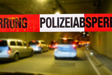 Polizeiabsperrung im Stra&szlig;entunnel wegen Unfall- Staubildung