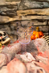 Halloween Party mit Cocktail Kürbis, Skelett und Schädel