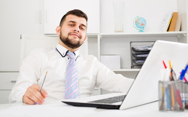 Obraz premium Man working productively