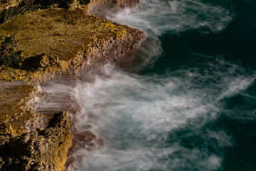 Olas rompiendo en los acantilados de Sierra Helada en Benidorm,Alicante(España)(