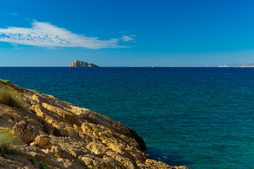 Fototapeta na wymiar Isla de Benidorm en Alicante (España) Icono turistico