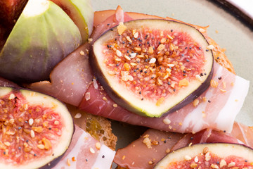 Sandwich with prosciutto, fig and olive oil