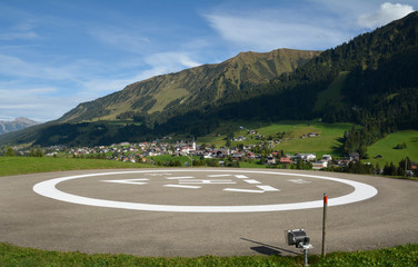 landschaft im kleinwalsertal mit hubschrauberlandeplatz