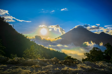 sol iluminado montañas y volcán santa maría xela