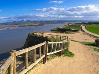 Obraz premium Parking naziemny przy ogrodzeniach