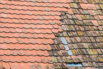 Alte und marode Dachziegel