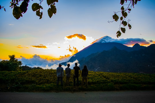 j&oacute;venes mirador la ca&iacute;da del sol atr&aacute;s el colan santa mar&iacute;a zunil quezaltenango 