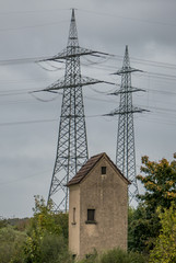 Strommasten und Trafohäuschen